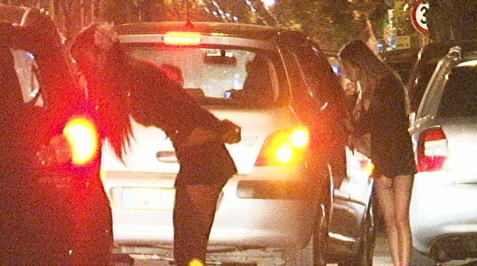 CALABRIA – Ss 106 lotta alla prostituzione, donne e clienti multati, sequestrate le auto