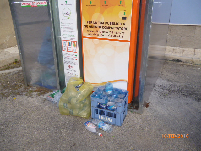 Pessime abitudini – A Brolo scambiano ecocompattatori per cassonetti. Spettacolo indecoroso