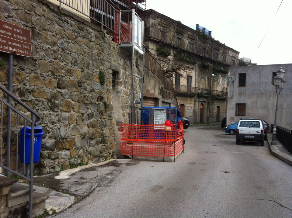 SINAGRA – Ma l’ascensore sulla pubblica via?