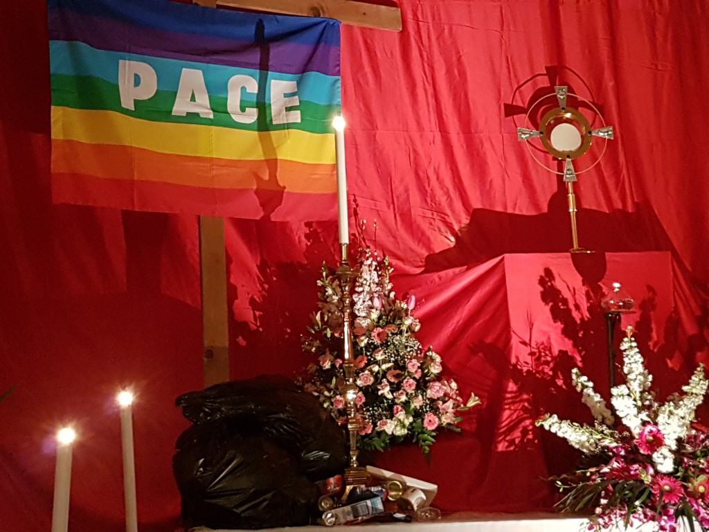 VERGOGNA – Alla parrocchia S. Domenico a Messina trovati rifiuti sull’altare