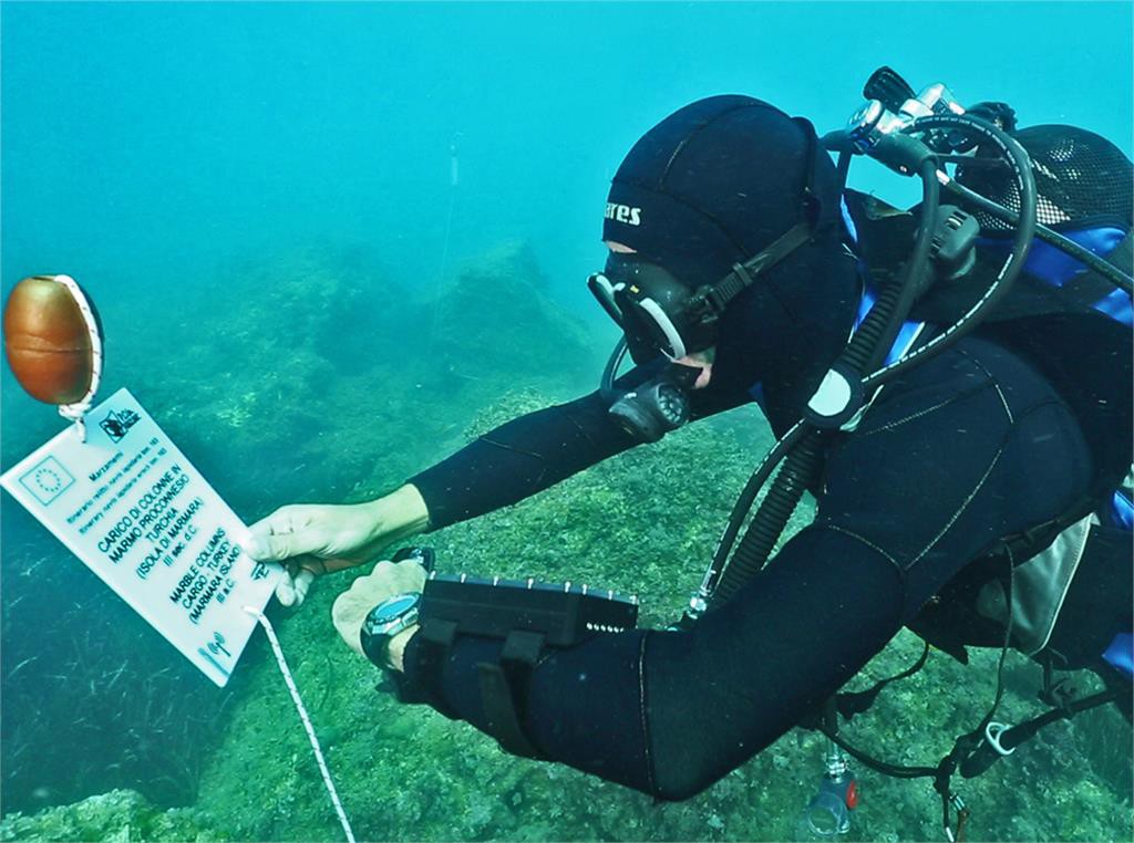 SOPRINTENDENZA DEL MARE – Presentato il dispositivo che permette ai subacquei di conoscere il relitto che stanno osservando