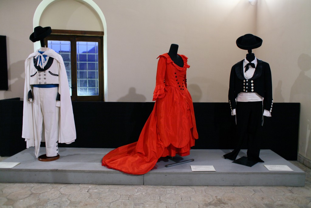 VILLAFRANCA TIRRENA – Inaugurata con applausi la mostra “Nelle vesti del teatro”