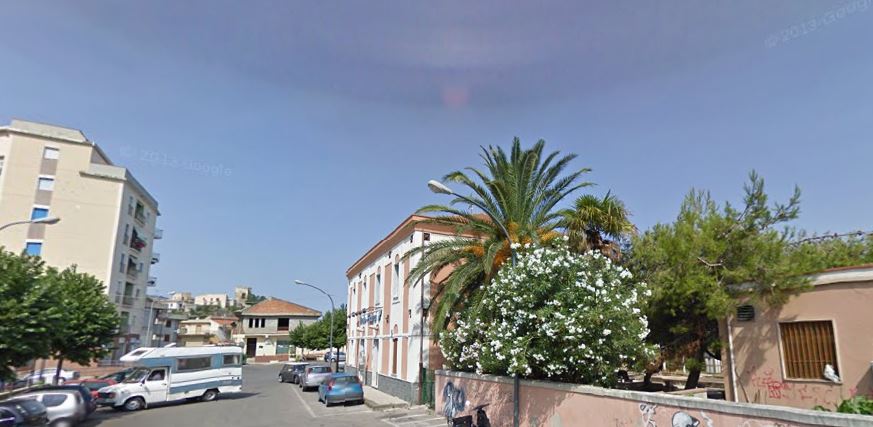 SANTE PROTESTE – Quei pullman, in piazza stazione a Brolo, con i motori perennemente accesi. Sono quelli del servizio sostitutivo delle FFSS