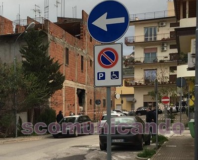 BROLO – Cornicione pericolante. Traffico in tilt