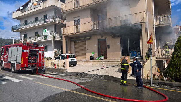 S.ALESSIO SICULO – Negozio in fiamme