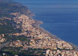 NIZZA DI SICILIA – Auto prende fuoco