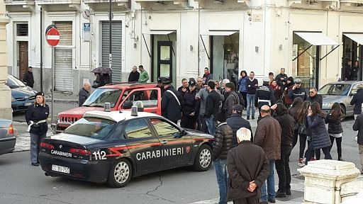 RIVOLTE DI QUARTIERE – A Catania Carabinieri assaliti dalla gente. Malvivente riesce  fuggire