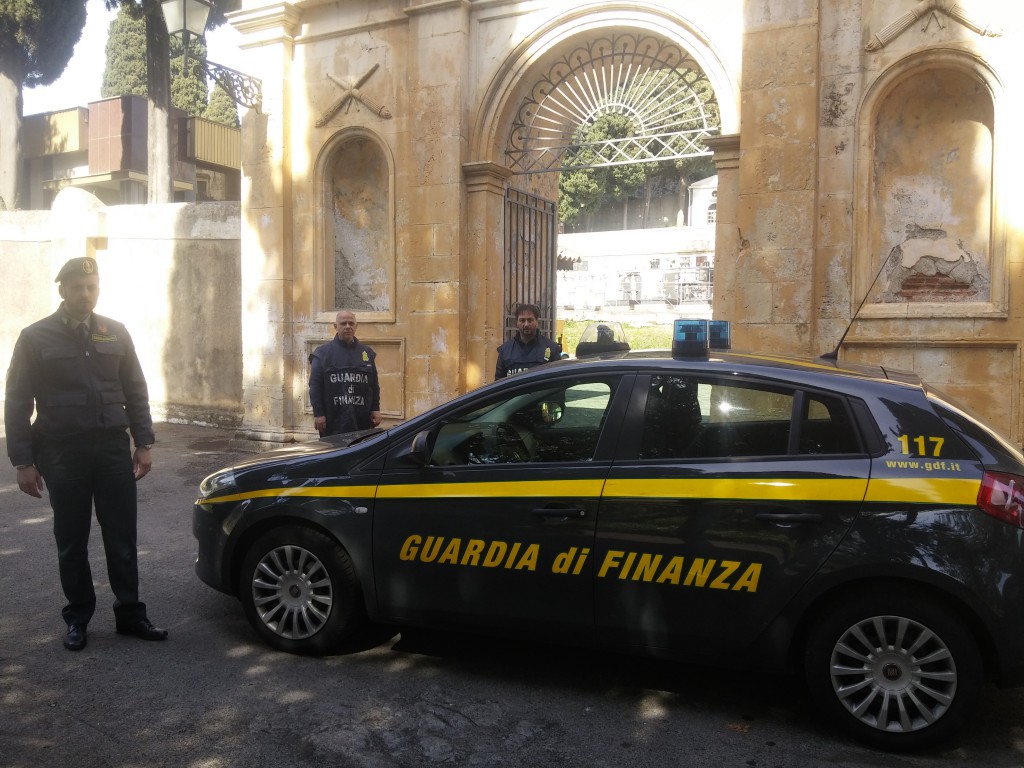FRANCAVILLA DI SICILIA – Corruzione per gestione spazi cimiteriali. 17 denunciati di cui un arrestato