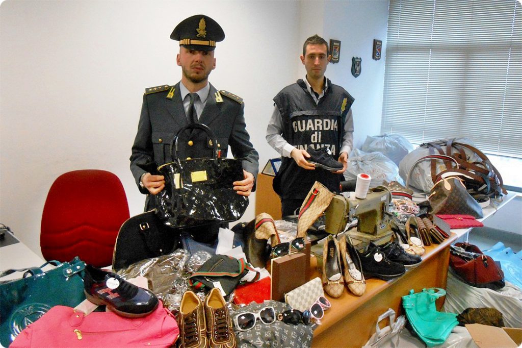 MERCATO DEL FALSO – Sequestrati 900 articoli
