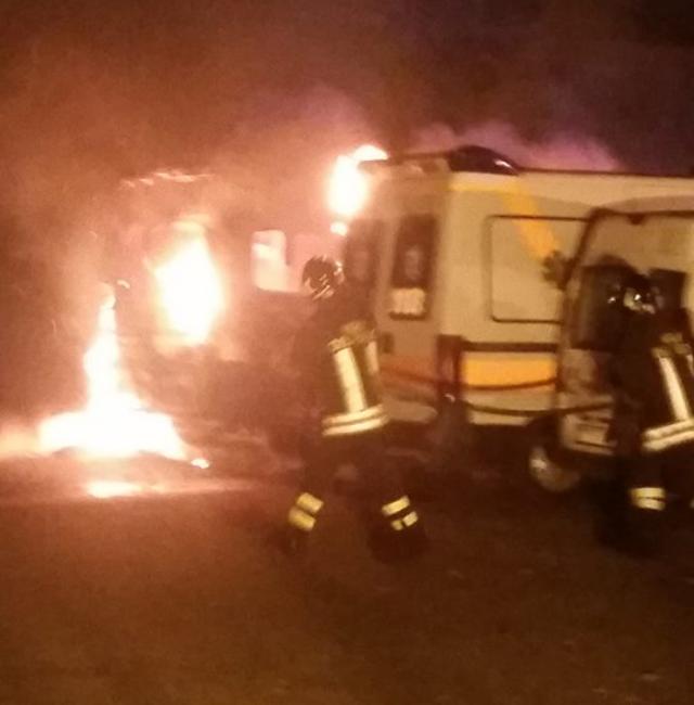 CROCE ROSSA – In fiamme due ambulanze