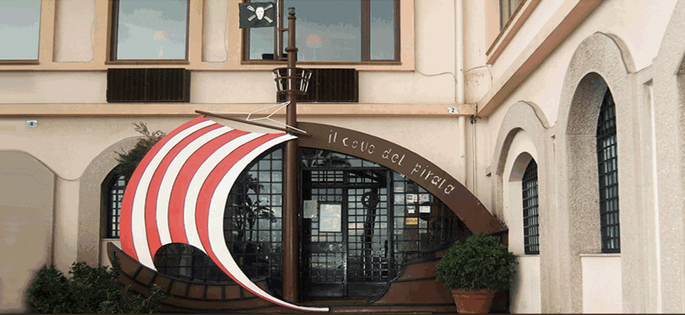 SIMBOLI CHE SPARISCONO – Il “Covo del Pirata” di Milazzo ammaina la vela ma non la bandiera
