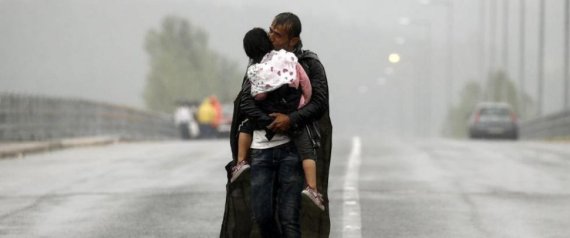 FOTO & RIFLESSIONI – Le braccia di quel padre sono le braccia di ogni padre