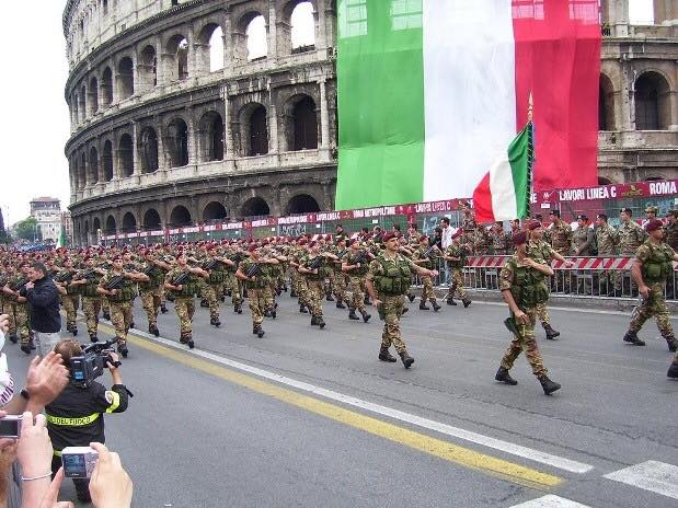 POLEMICHE TRICOLORI – Quelle di Alemanno: “Perchè far sfilare i sindaci e non i reparti speciali?”