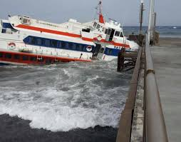 STROMBOLI – Aliscafo finisce contro il molo ed affonda