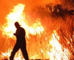 PIROMANI – A Brolo è caccia aperta. Quarto tentativo consecutivo di appiccare incendi lungo la Provinciale per Lacco