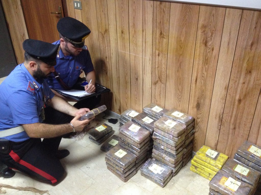 STUPEFACENTI – Non si ferma l’alt dei Carabinieri, trasportava oltre 100 kg di cocaina