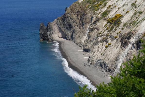 LIPARI – Avvistato cadavere in mare