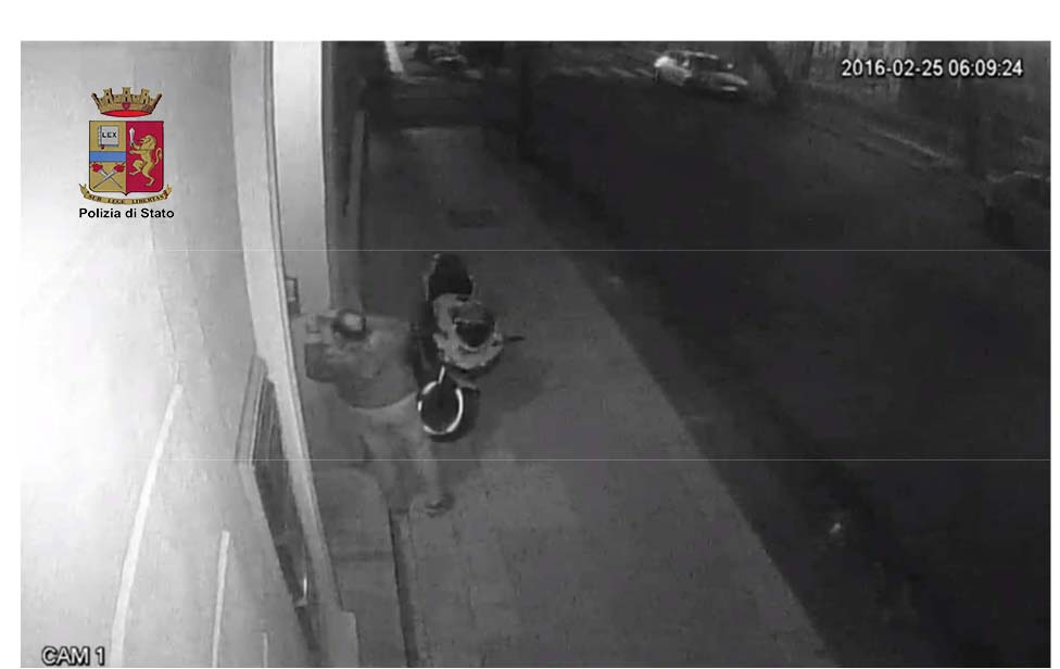 MESSINA – Ladro d’ottone. Rubava targhe e citofoni
