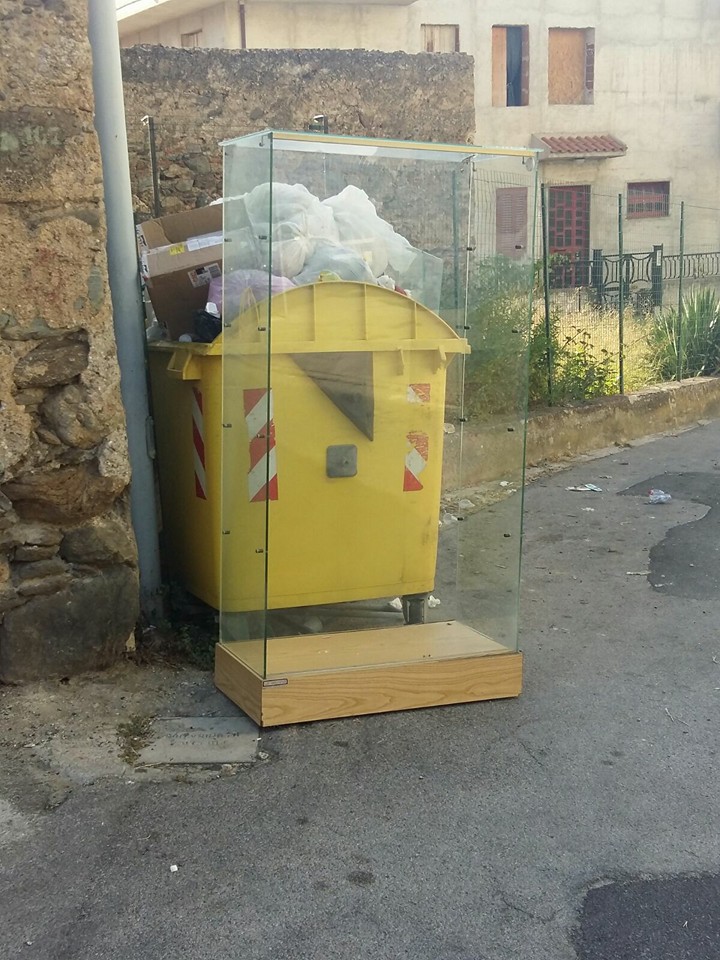 IRRIDUCIBILI – Nonostante controlli e verbali a Brolo la spazzatura pur “trasparente” sempre munnizza rimane