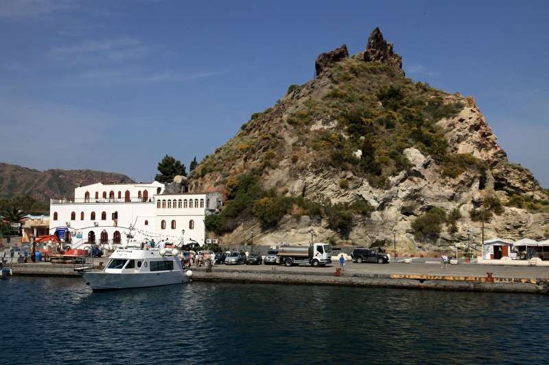 VULCANO – Ruba zaini a turisti, condannato ad un anno
