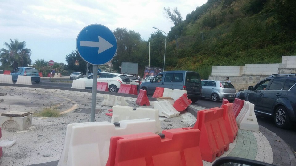 ROTONDE PERICOLOSE – Ancora un incidente quest’oggi, all’ingresso di Brolo