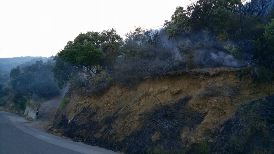 “MANUZZE ” PIROMANI – Brucia “Mortilli” proprio a ridosso di un deposito di fuchi pirotecnici