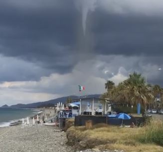 TROMBE MARINE – … Per esempio quella a Sant’Agata di pochi minuti fa… le foto