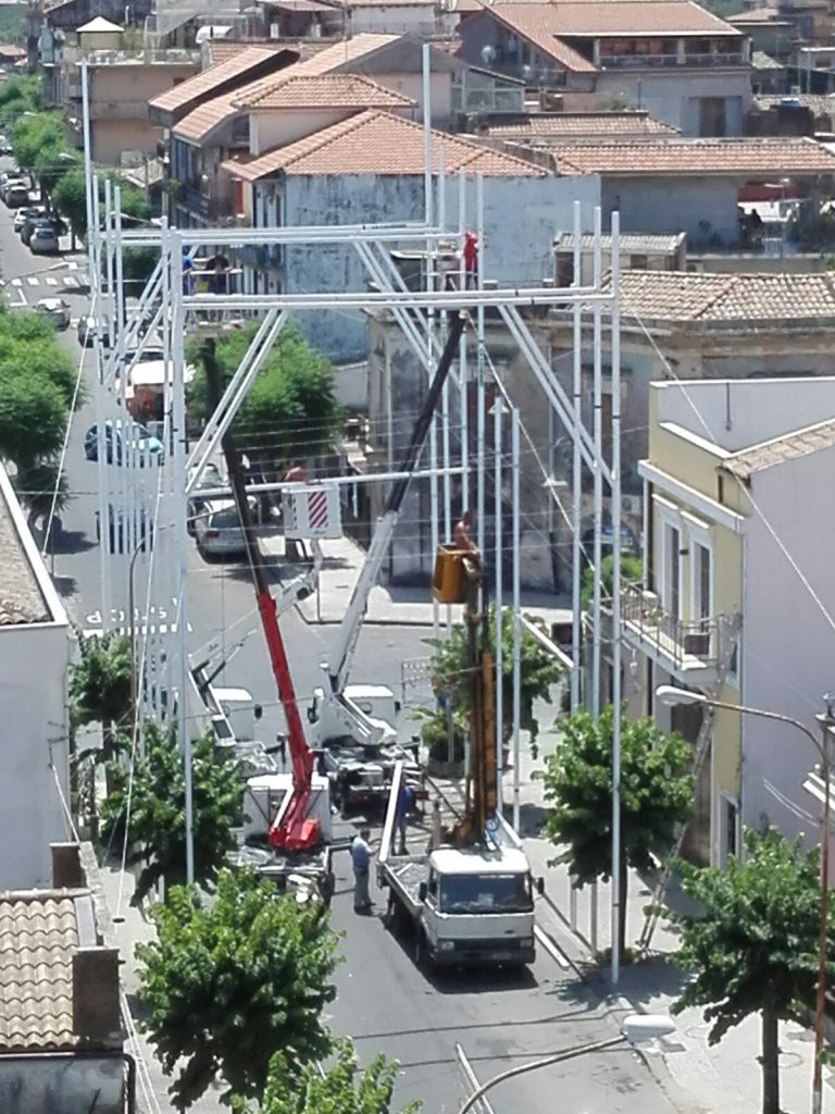 ACI SANT’ANTONIO – Installato il più grande impianto di luminarie mai realizzato in Sicilia