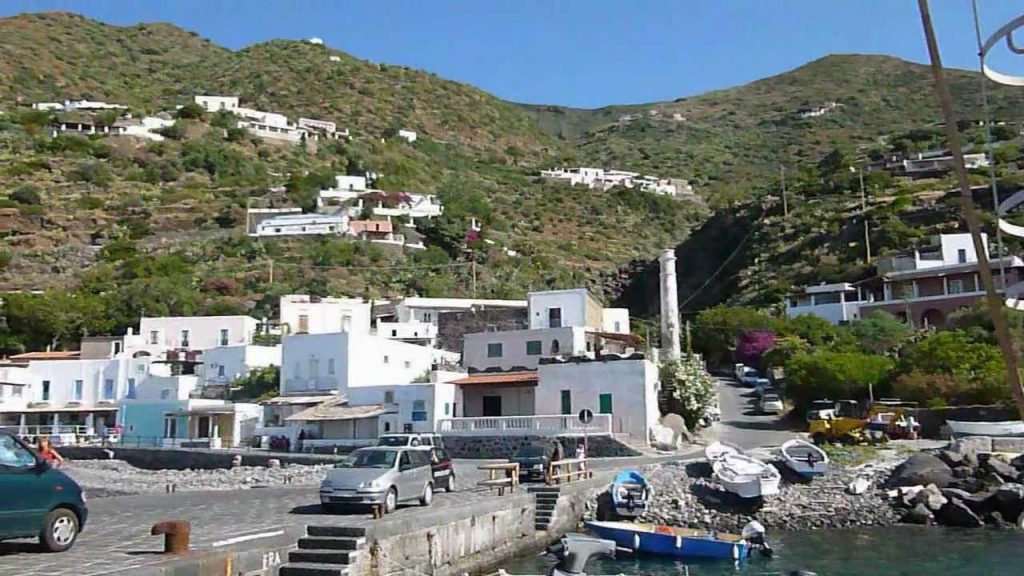 FILICUDI – Auto guardia medica senza benzina genitori prelevano medico per visitare figlio