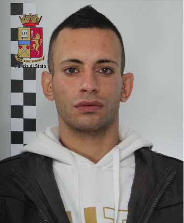 LADRI IN AZIONE – Sorpresi a calarsi dalla finestra della casa appena derubata