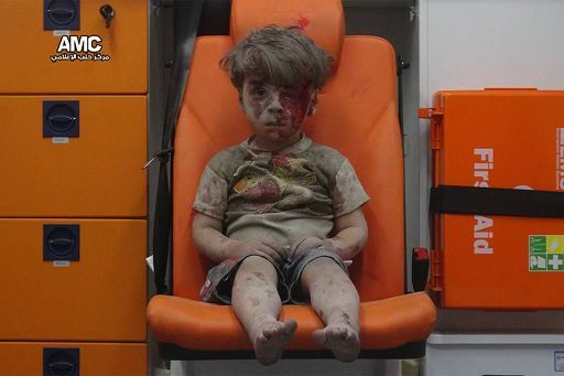LA FOTO DELL’ORRORE – C’è tutta una guerra nello sguardo di quel bimbo