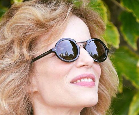 CINEMA & OCCHIALI – Sonia Bergamasco indossa a Venezia gli occhiali Giorgio Armani, Scopri la collezione Frames of Life  da Renzo Mondello a Barcellona