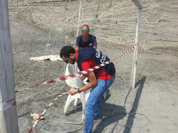 FURCI SICULO – Convalidato il sequestro del campo di calcio abusivo rinvenuto sulla spiaggia