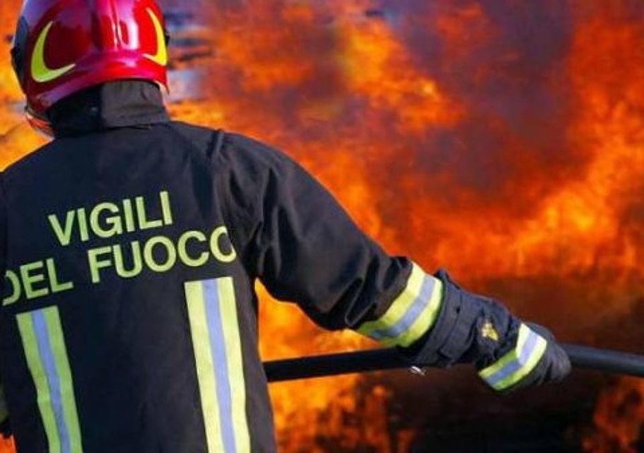 FONDACHELLO VALDINA – Incendio in un capannone