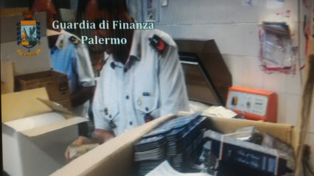 PALERMO – Scoperta fabbrica di profumi “falsi”, sequestrati 175 mila prodotti contraffatti
