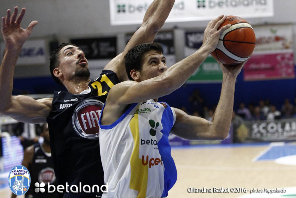 BETALAND – Distorsione al ginocchio per Zoltan Perl