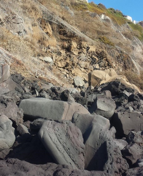 STROMBOLI- Frana costone sotto chiesa a Ginostra