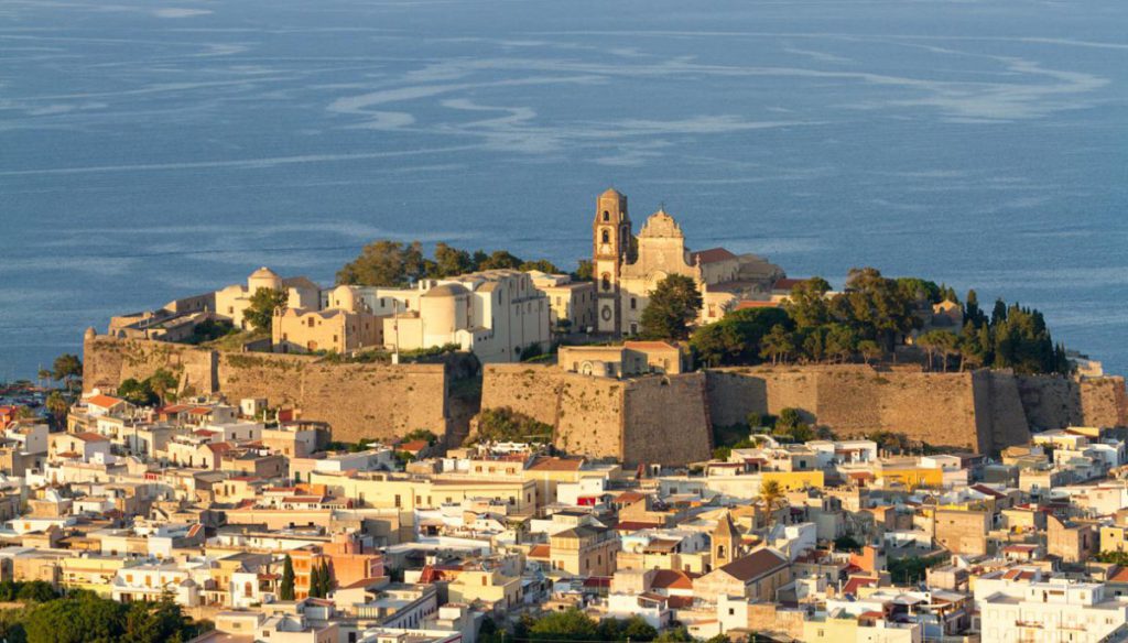 LIPARI – Turista tedesca scivola in un dirupo