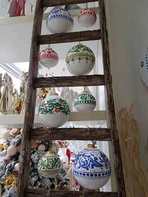 ARIA DI NATALE – Per un addobbo diverso…Vicolo Settanta, ad Avola propone quelli delle Ceramiche Ruggeri