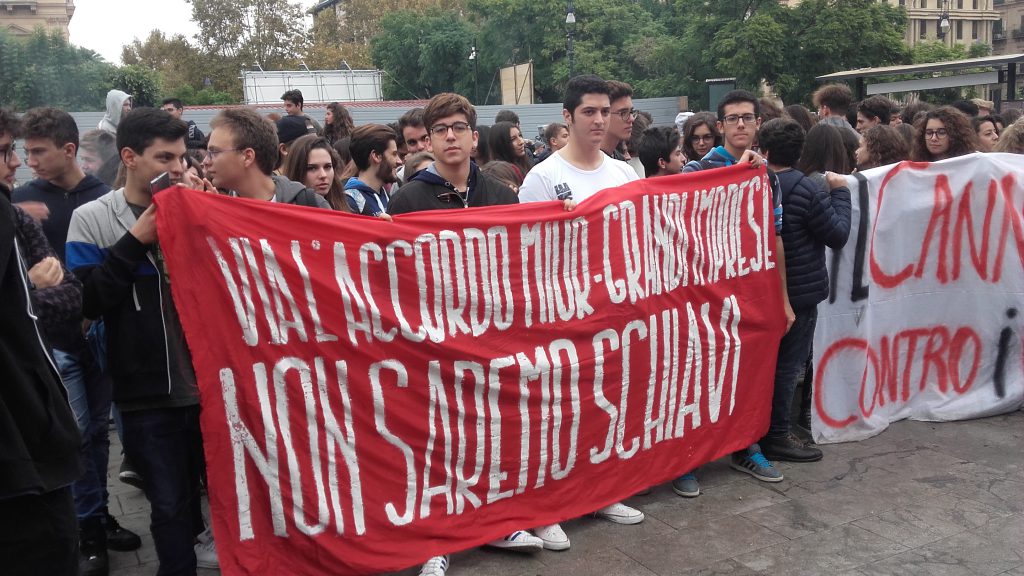 STUDENTI IN PIAZZA – Contro l’accordo Miur-grandi imprese