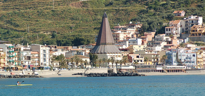 GIARDINI NAXOS – Al Liceo Caminiti un progetto di formazione per avvicinare i giovani all’opera lirica