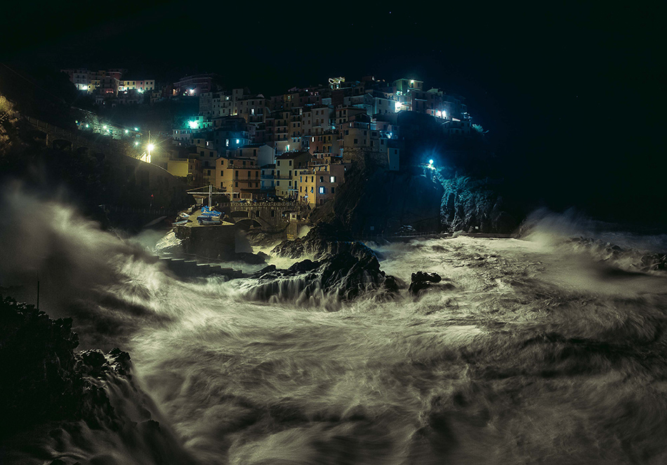 ORIZZONTI IMPETUOSI – La bella foto sulla mareggiata violenta