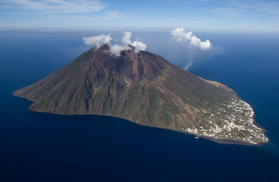 STROMBOLI – Turisti saluteranno il nuovo anno in cima al vulcano
