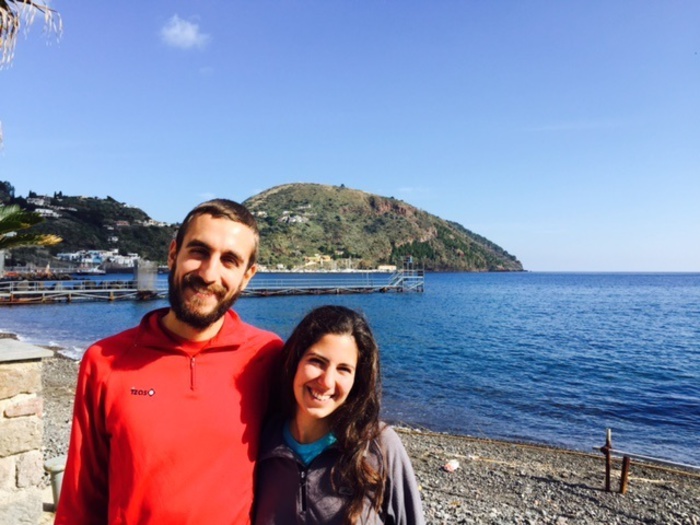 LIPARI – Da 20 mesi viaggiano in bici e autostop, coppia argentina sbarca alle Isole Eolie