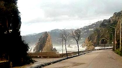 NEVE E MARE – I Nebrodi innevati, tra Calavà e Piraino e gli spruzzi a San Gregorio del mare agitato