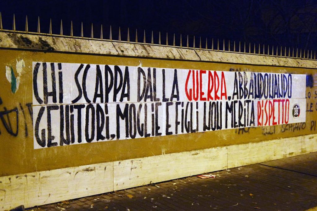 CASAPOUND – “Chi scappa dalla guerra non merita rispetto”. Striscione choc e “rispetto” ai guerrieri Siriani