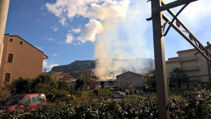 ACQUEDOLCI – Incendio divora una falegnameria