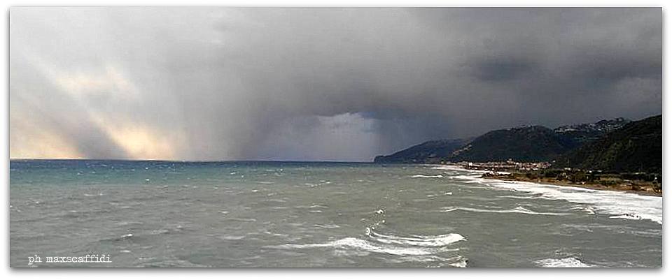 MARENEVOSO – I bianchi profili di colline già innevate soprastanti un litorale bagnato dal mare nervoso