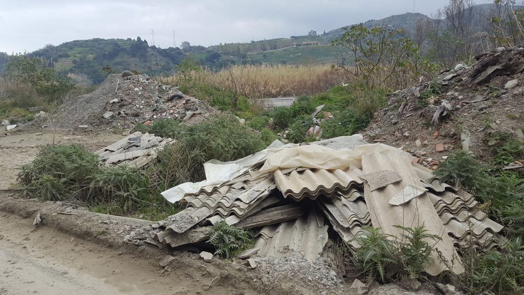 TERME VIGLIATORE – Legambiente del Longano denuncia presenza di amianto nell’alveo del torrente Patrì