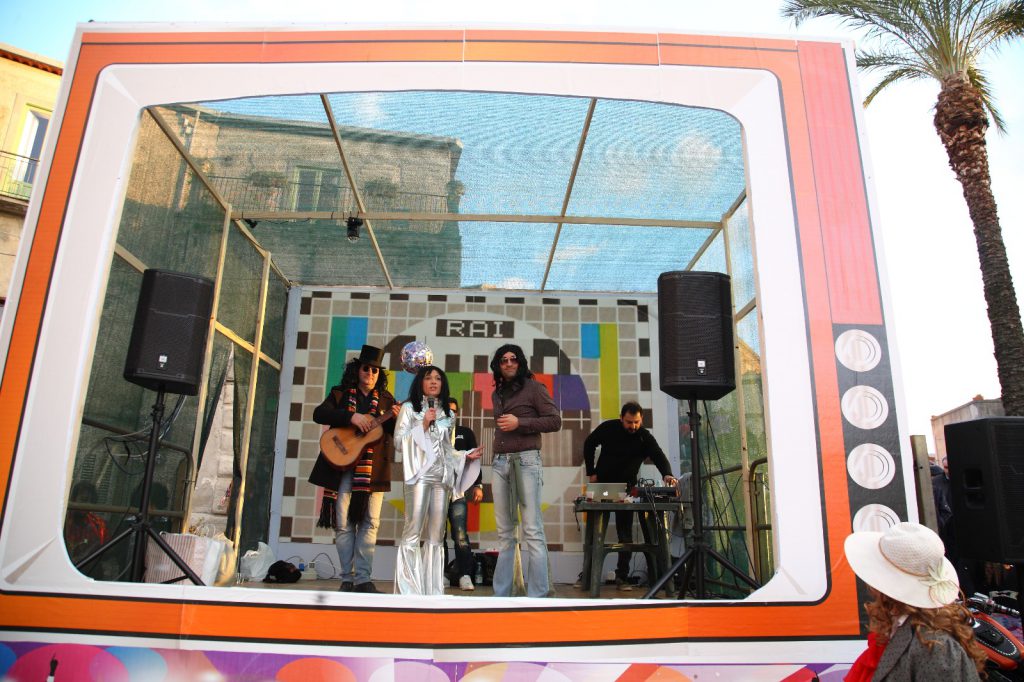 FICARRA – Successo per la prima giornata de l’“Insolito carnevale” a tema anni ‘70